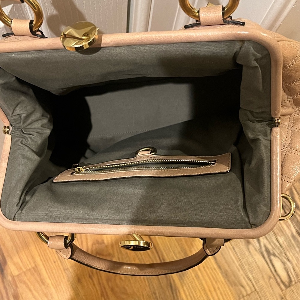 Marc Jacobs quilted leather “ Stam” bag with brass accents - Picture 4 of 12